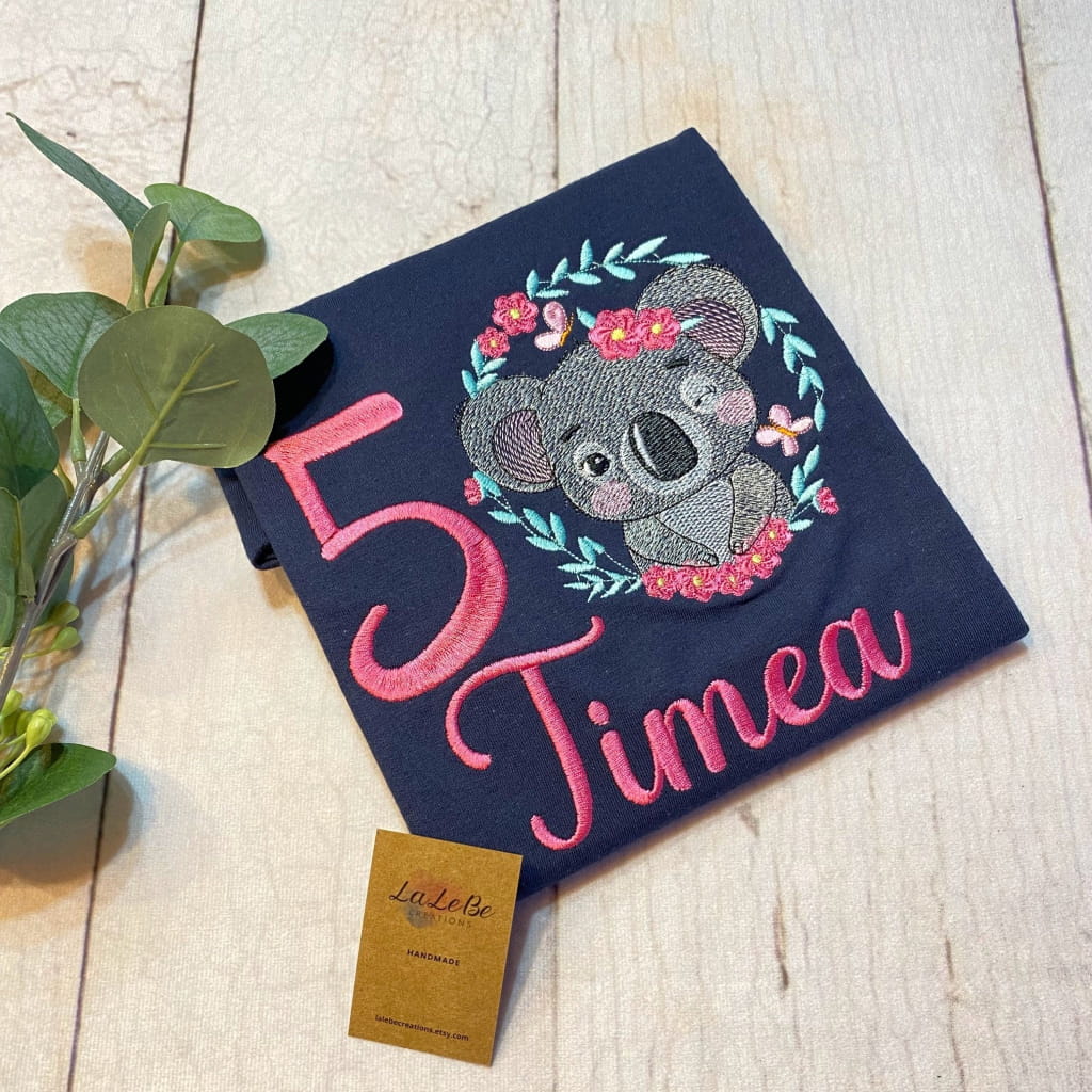 Personalisiertes Koala Geburtstags-Shirt für Mädchen mit Name und Zahl - lalebecreations.de