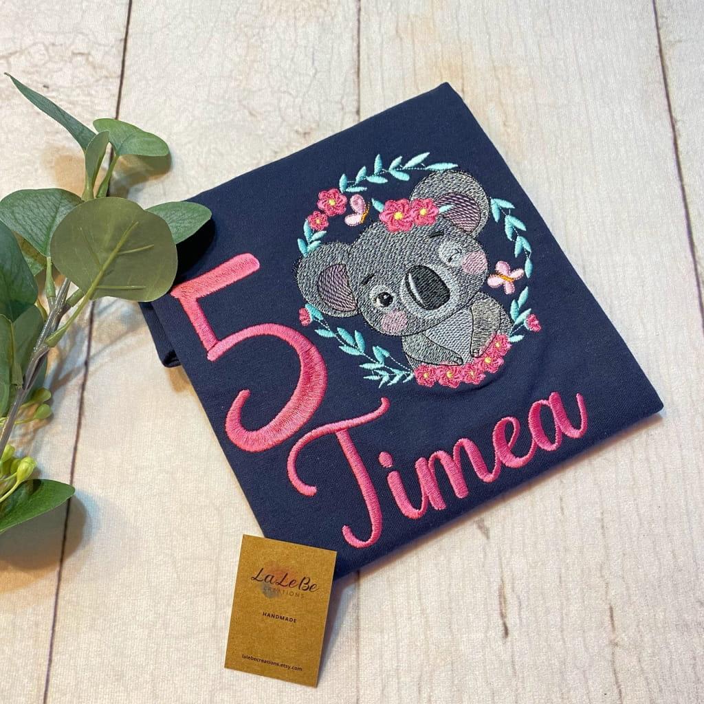 Personalisiertes Koala Geburtstags - Shirt für Mädchen mit Name und Zahl - lalebecreations.de
