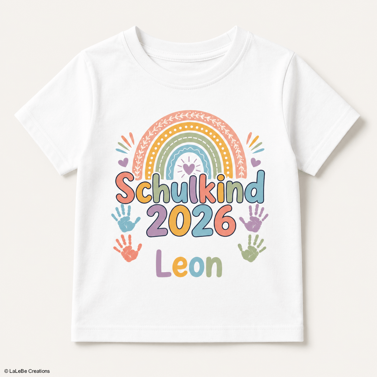 Schulkind 2026 Regenbogen T-Shirt personalisiert mit Name – LaLeBe Creations